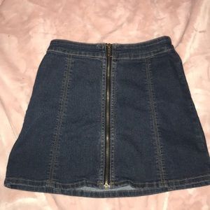 Denim skirt with zipper in the front